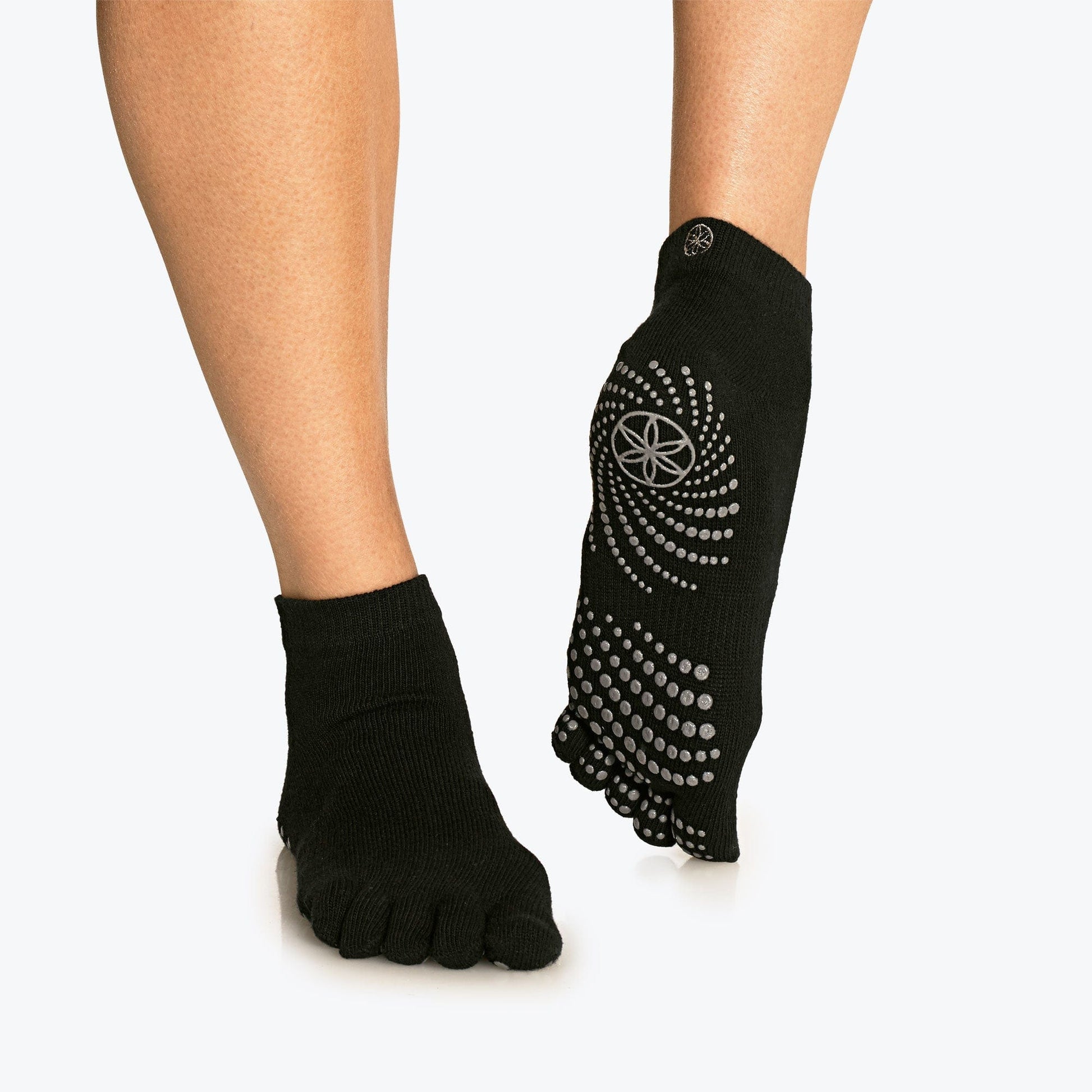 Köp Gaiam Grippy Yoga Barre Socks Black/Grey Yogastrumpor, 1 par på Kronans Apotek | Kronans Apotek Köp Gaiam Grippy Yoga Barre Socks Black/Grey Yogastrumpor, 1 par på Kronans Apotek | Kronans Apotek